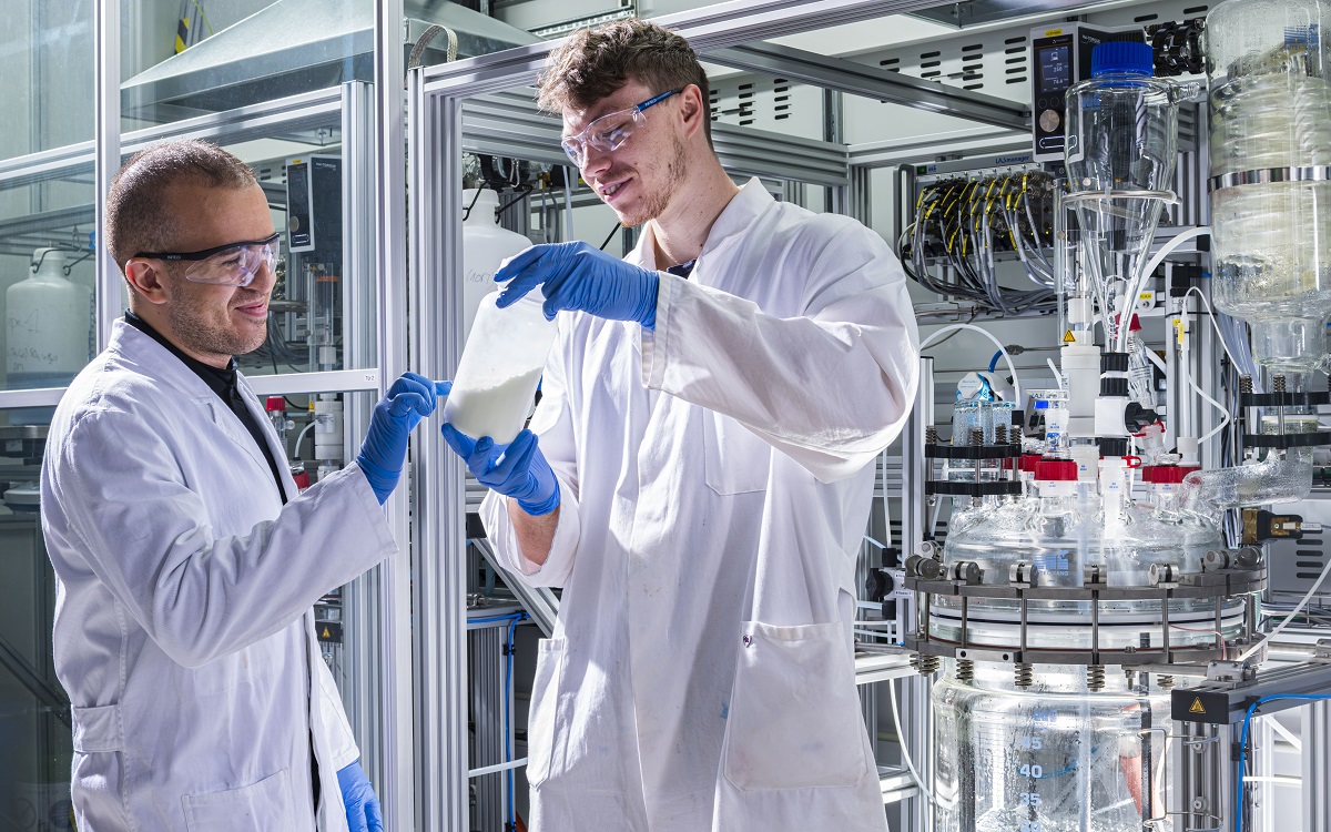 Litona-Gründer Sebastian Büchele zeigt eine Flasche des Energiespeichermaterials Preußisch Weiß für Natrium-Ionen-Batterien.